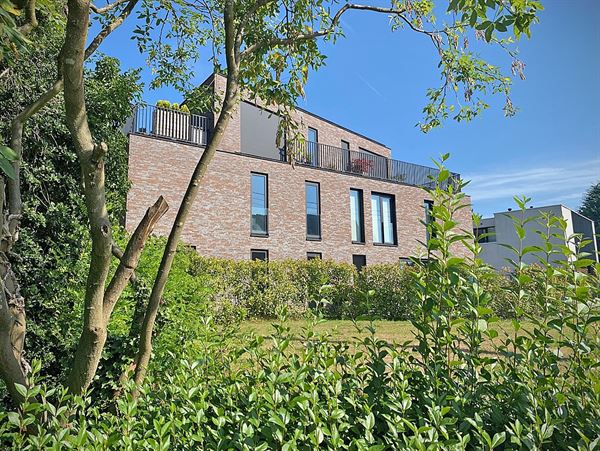 APPARTEMENT (gelijkvloers) met terras / tuin, 1 slaapkamer, ruime bergingen & autostaanplaats