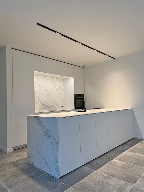 APPARTEMENT (gelijkvloers) met terras / tuin, 1 slaapkamer, ruime bergingen & autostaanplaats