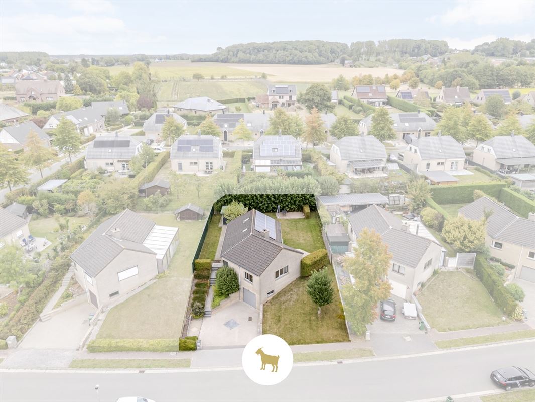 Instapklare OPEN BEBOUWING met 3 SLAAPKAMERS en GARAGE op een rustig gelegen PERCEEL GROND van 655m²