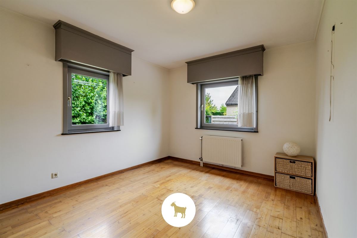 Instapklare OPEN BEBOUWING met 3 SLAAPKAMERS en GARAGE op een rustig gelegen PERCEEL GROND van 655m²