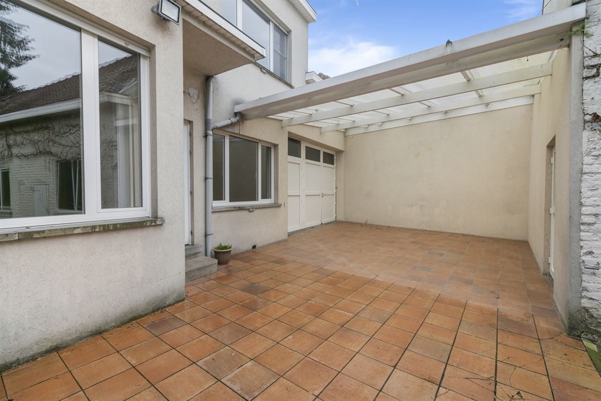 Te renoveren RUIME BURGERSWONING met BIJGEBOUW op een perceel van 668m²