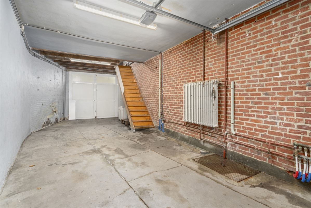 Te renoveren RUIME BURGERSWONING met BIJGEBOUW op een perceel van 668m²