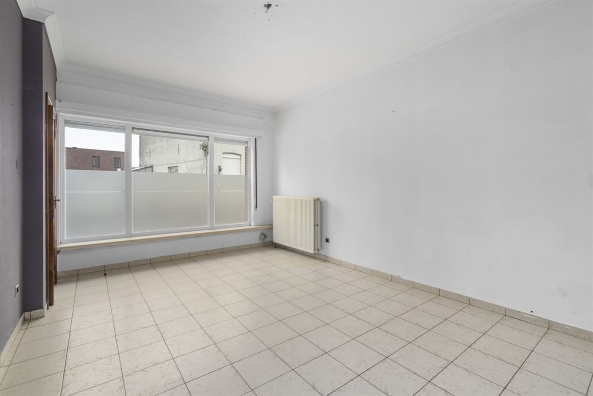 Te renoveren RUIME BURGERSWONING met BIJGEBOUW op een perceel van 668m²