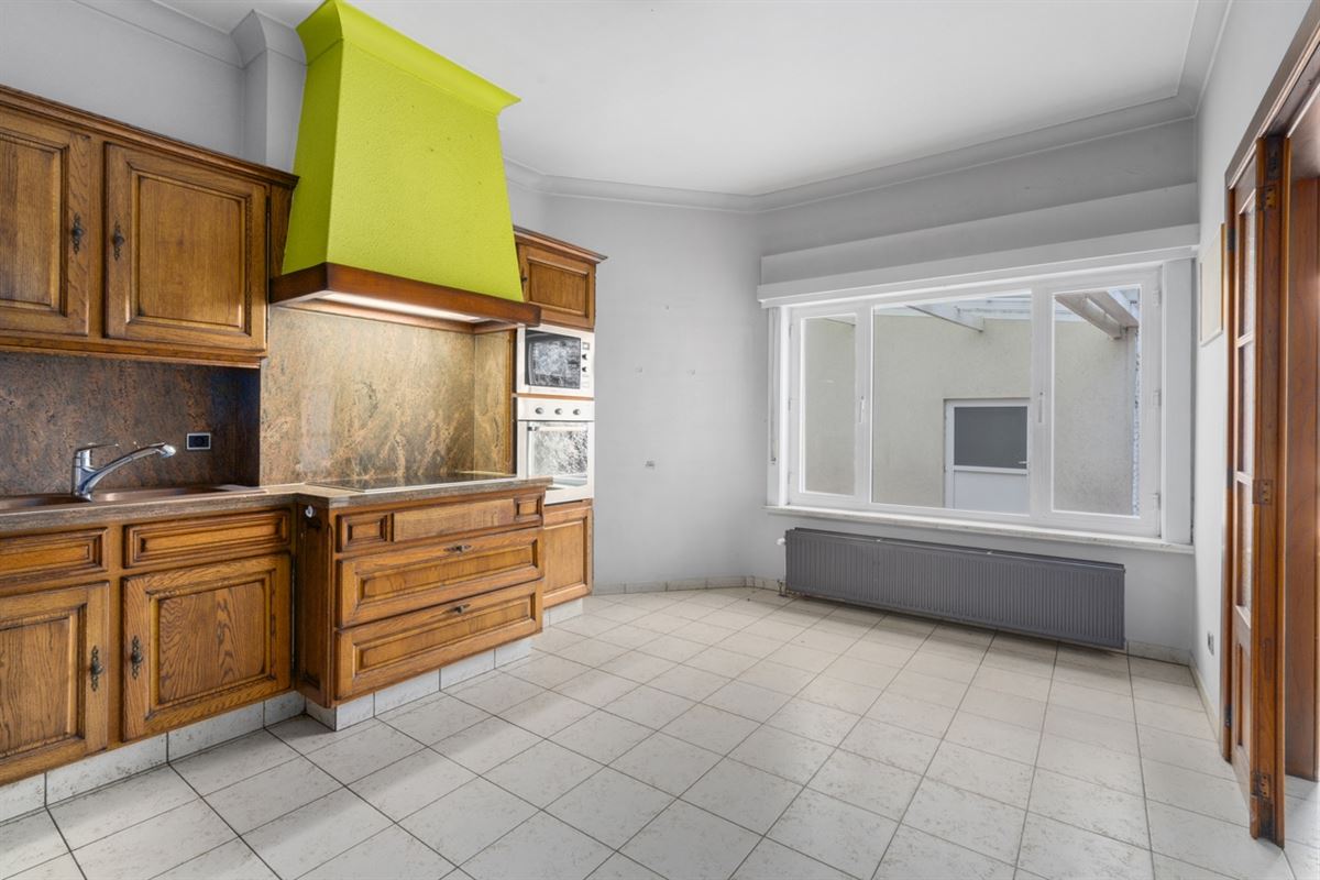 Te renoveren RUIME BURGERSWONING met BIJGEBOUW op een perceel van 668m²