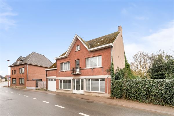 Te renoveren RUIME BURGERSWONING met BIJGEBOUW op een perceel van 668m²