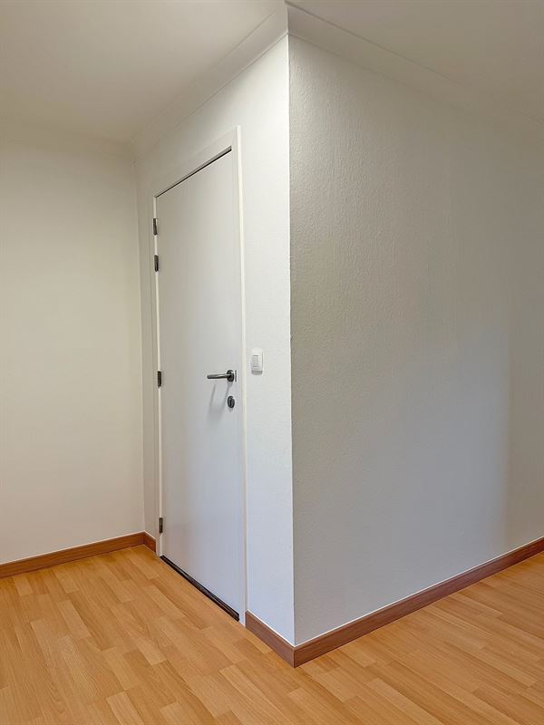 Instapklaar vernieuwd APPARTEMENT (2de verdieping) met 2 slaapkamers 