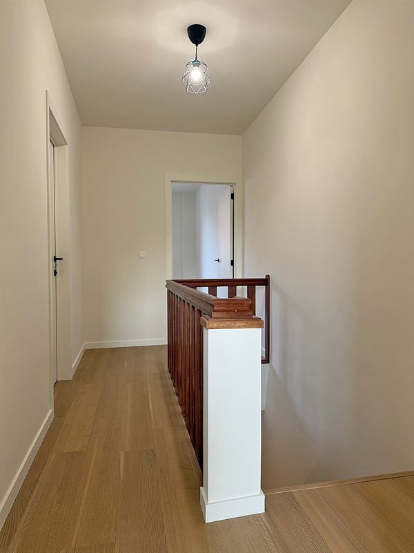 Instapklare vernieuwde (starters)WONING met 2 slaapkamers, terras, kelder & staanplaats