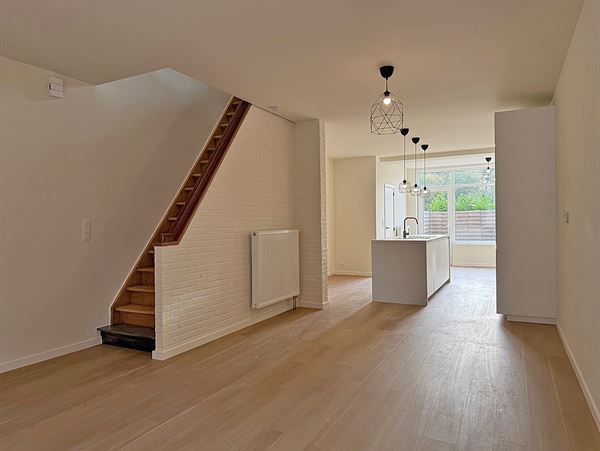 Instapklare vernieuwde (starters)WONING met 2 slaapkamers, terras, kelder & staanplaats