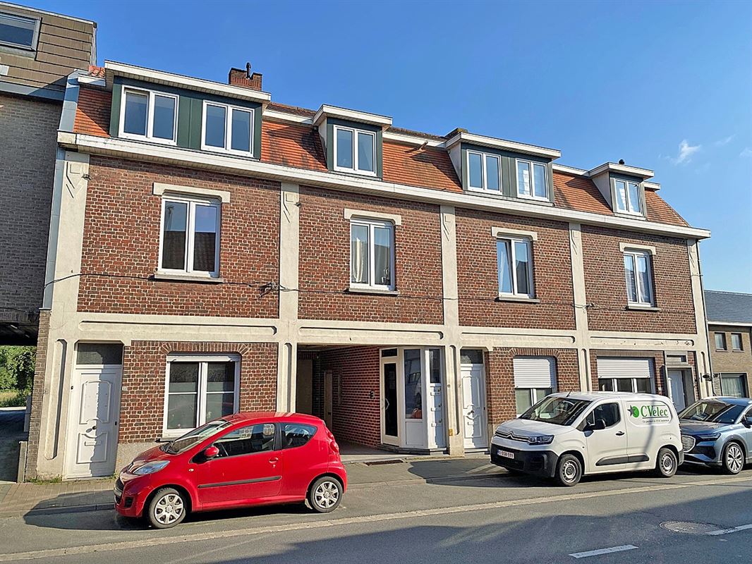 Instapklare vernieuwde (starters)WONING met 2 slaapkamers, terras, kelder & staanplaats