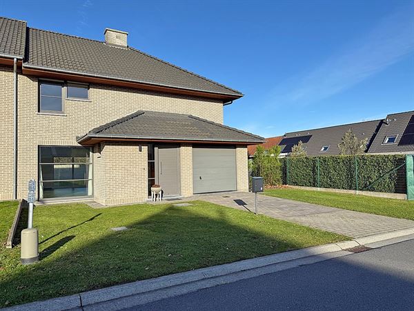 Instapklare HALFOPEN BEBOUWING met 3 slaapkamers, garage & tuin/terras