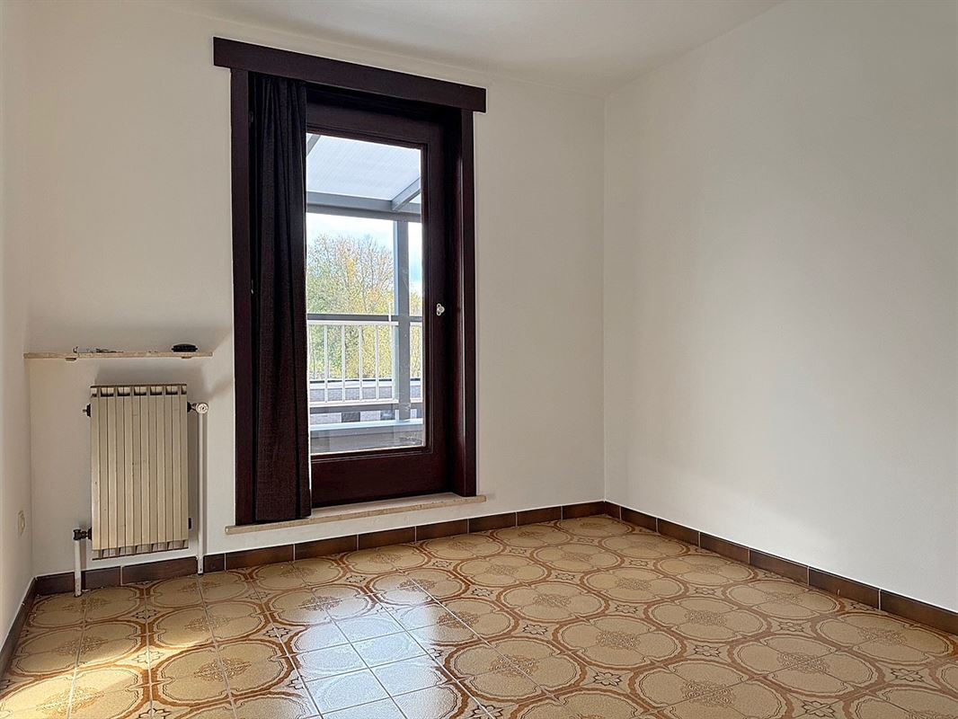 DORPSWONING met 3 slaapkamers, garage & tuin/terras