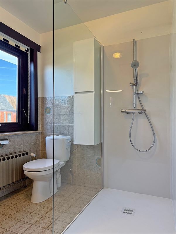 DORPSWONING met 3 slaapkamers, garage & tuin/terras