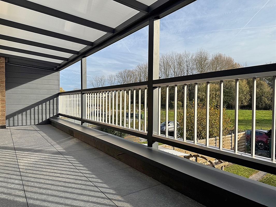 DORPSWONING met 3 slaapkamers, garage & tuin/terras