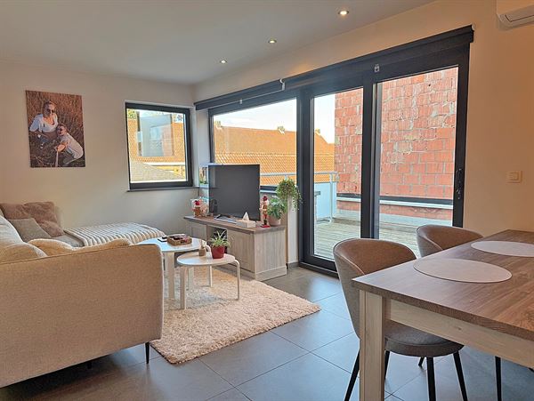 APPARTEMENT (duplex) met 2 slaapkamers, terras & bureau (babykamer)