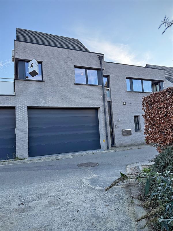 APPARTEMENT (duplex) met 2 slaapkamers, terras & bureau (babykamer)