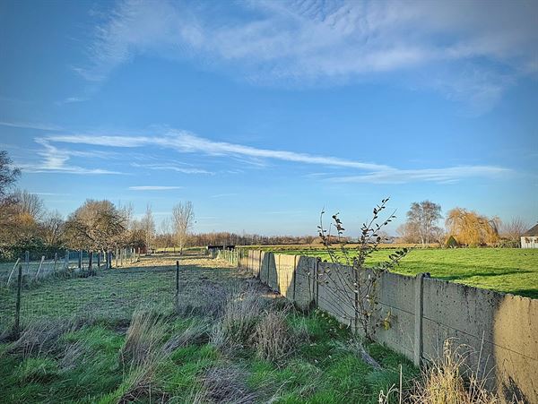 Uniek ruim PERCEEL (BOUW)GROND van ca. 3.310 m² met bestaande TE SLOPEN WONING.
