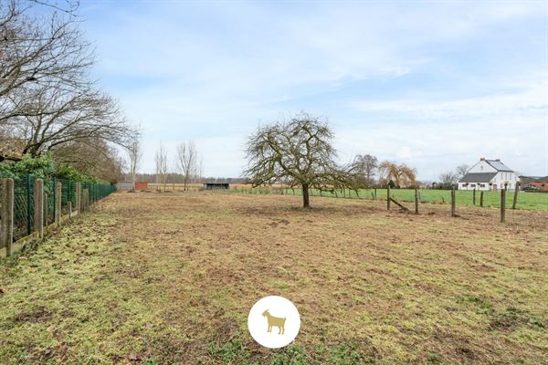 Uniek ruim PERCEEL (BOUW)GROND van ca. 3.310 m² met bestaande TE SLOPEN WONING.