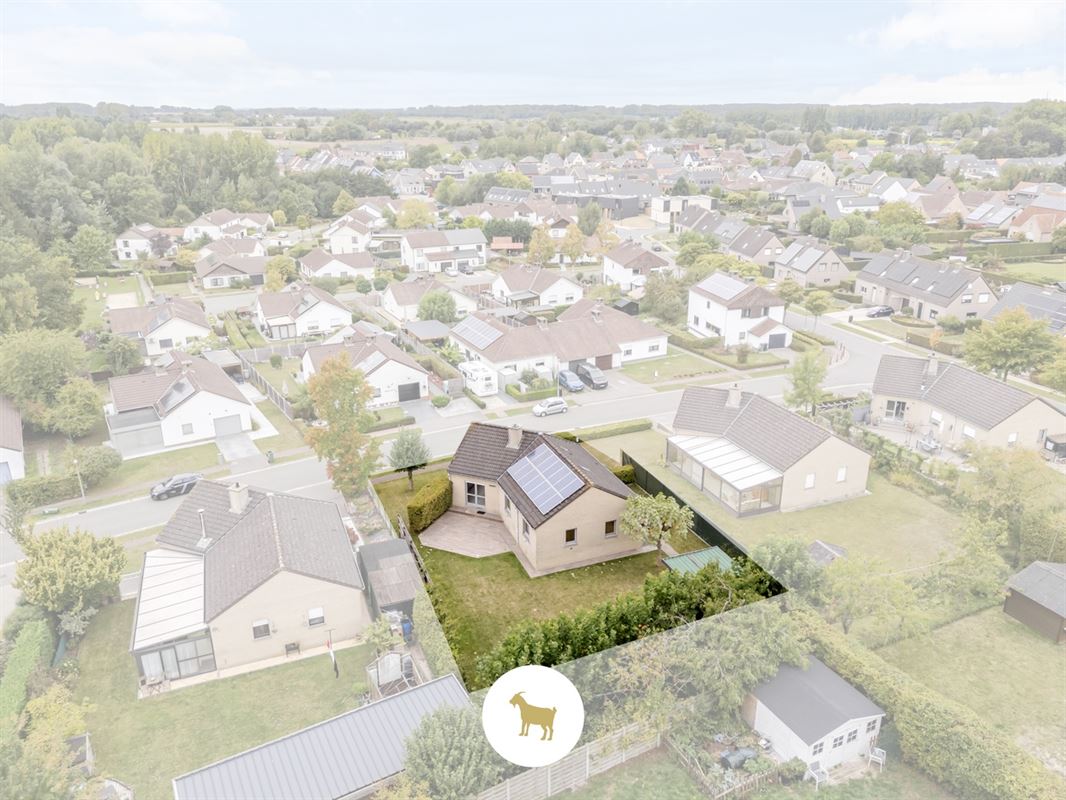 Instapklare OPEN BEBOUWING met 3 SLAAPKAMERS en GARAGE op een rustig gelegen PERCEEL GROND van 655m²