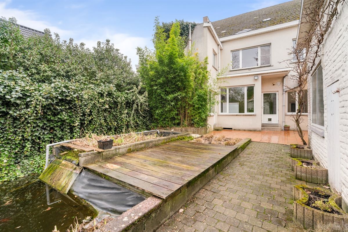 Te renoveren RUIME BURGERSWONING met BIJGEBOUW op een perceel van 668m²