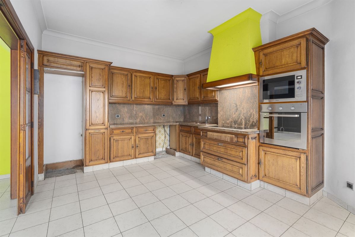 Te renoveren RUIME BURGERSWONING met BIJGEBOUW op een perceel van 668m²