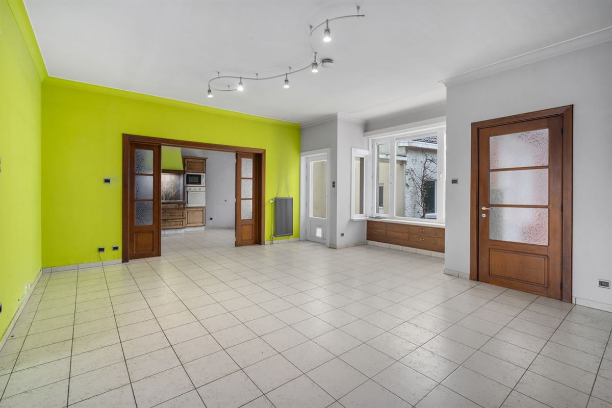 Te renoveren RUIME BURGERSWONING met BIJGEBOUW op een perceel van 668m²