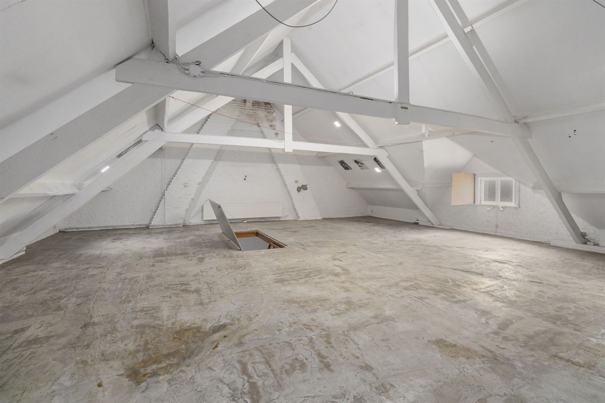 Te renoveren RUIME BURGERSWONING met BIJGEBOUW op een perceel van 668m²