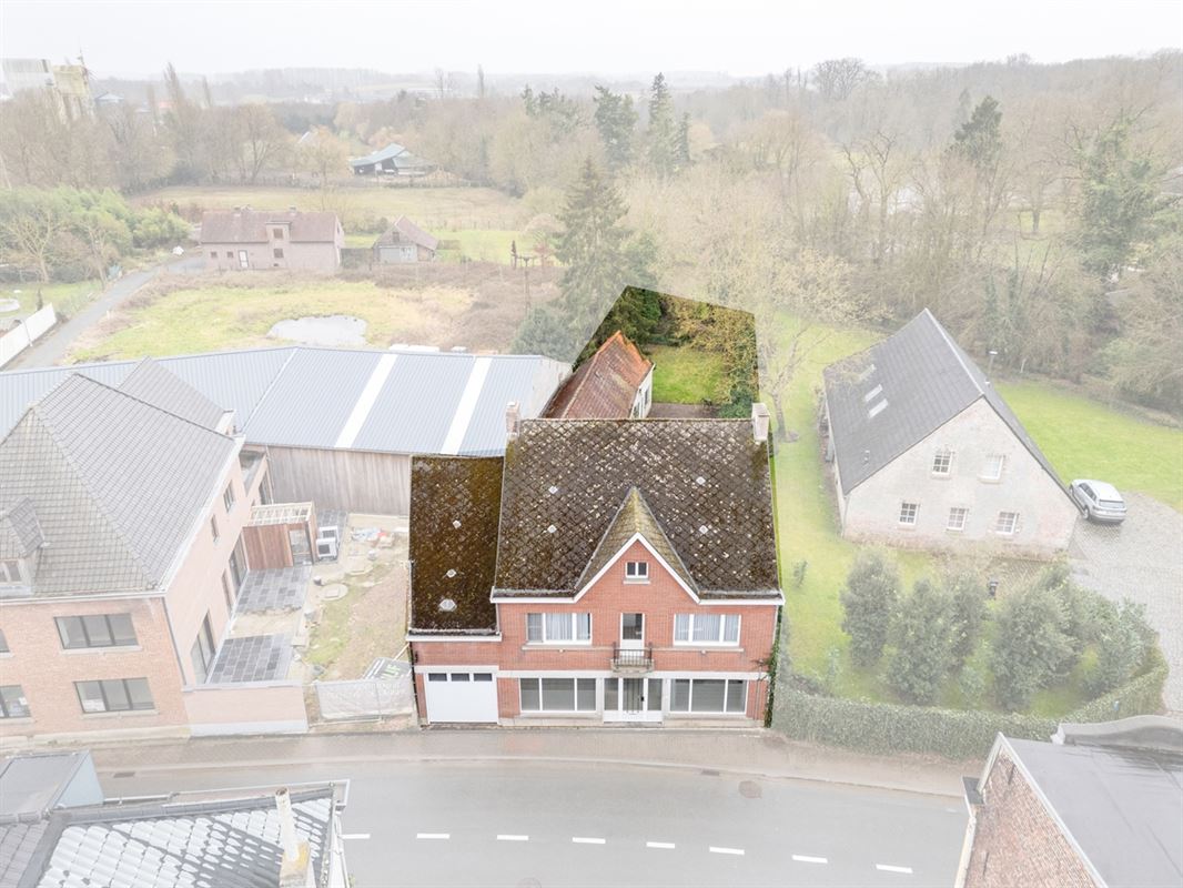 Te renoveren RUIME BURGERSWONING met BIJGEBOUW op een perceel van 668m²