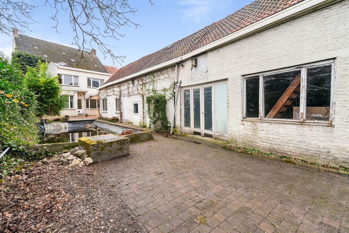 Te renoveren RUIME BURGERSWONING met BIJGEBOUW op een perceel van 668m²