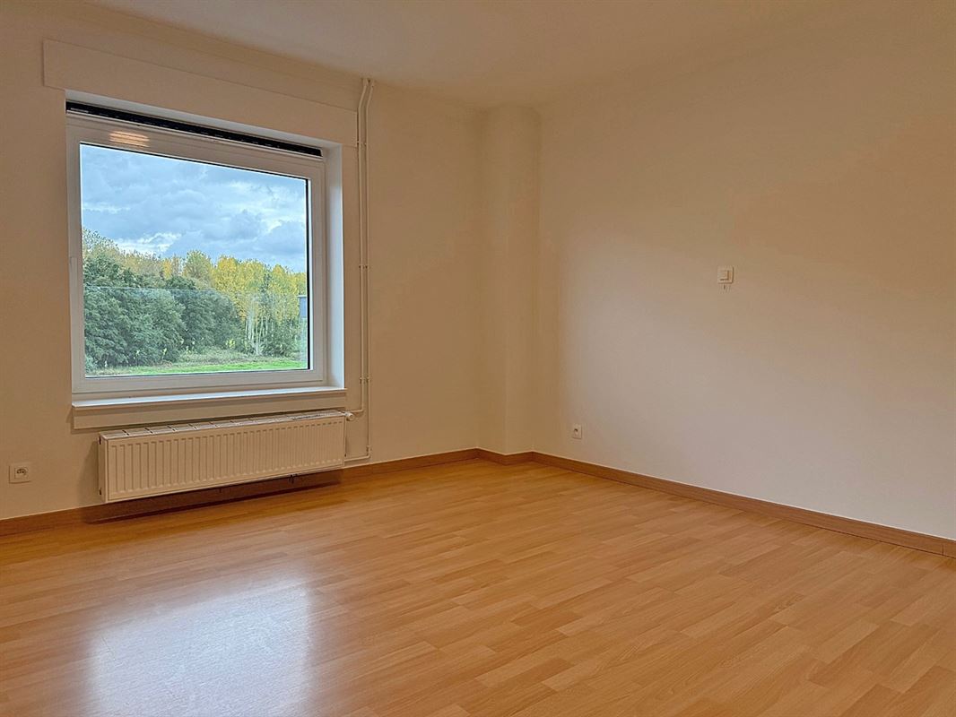 Instapklaar vernieuwd APPARTEMENT (2de verdieping) met 2 slaapkamers 