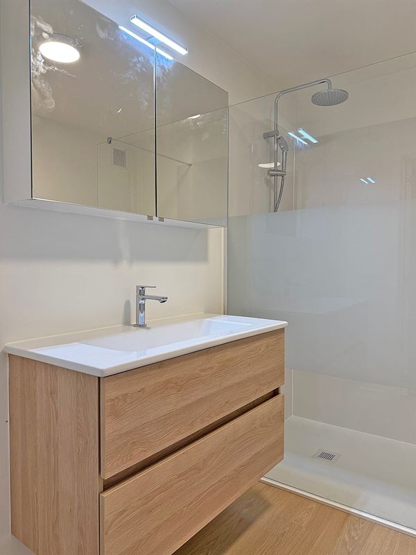Instapklaar vernieuwd APPARTEMENT (2de verdieping) met 2 slaapkamers 