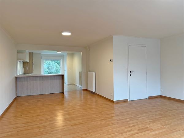 Instapklaar vernieuwd APPARTEMENT (2de verdieping) met 2 slaapkamers 