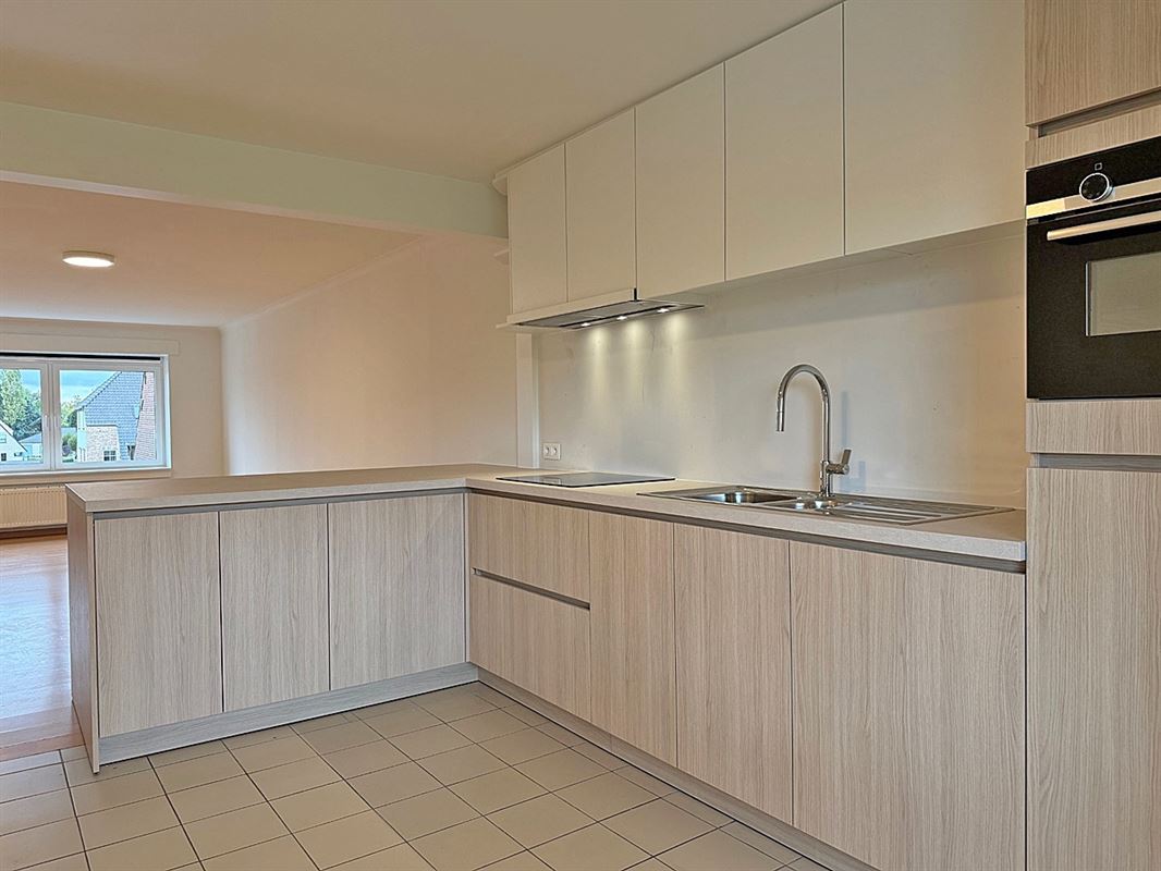 Instapklaar vernieuwd APPARTEMENT (2de verdieping) met 2 slaapkamers 
