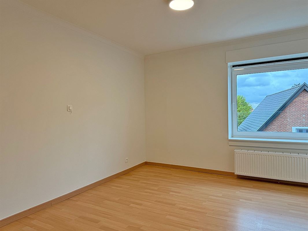 Instapklaar vernieuwd APPARTEMENT (2de verdieping) met 2 slaapkamers 