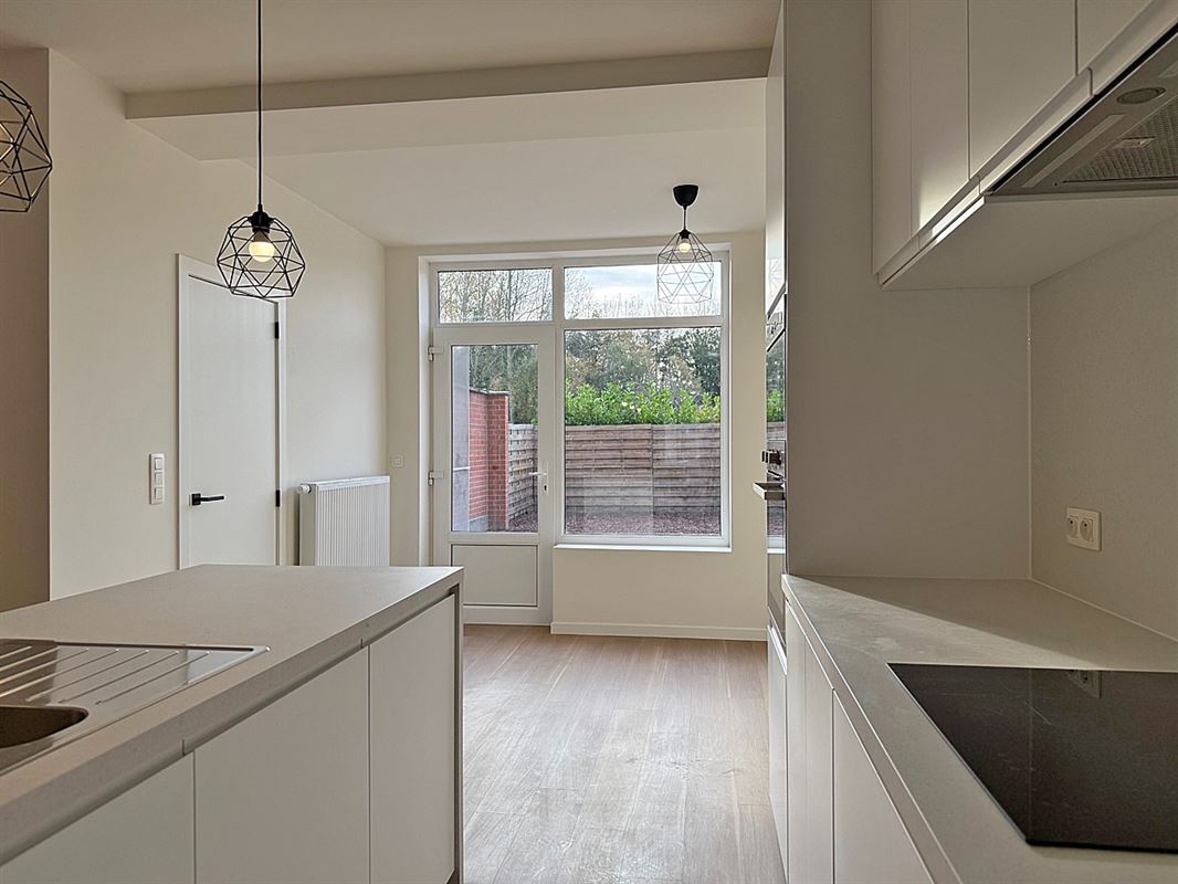 Instapklare vernieuwde (starters)WONING met 2 slaapkamers, terras, kelder & staanplaats