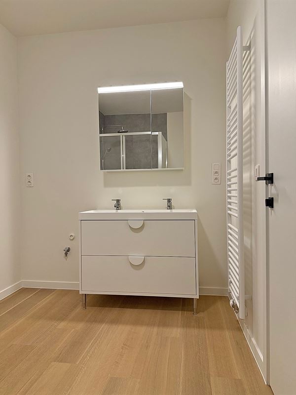 Instapklare vernieuwde (starters)WONING met 2 slaapkamers, terras, kelder & staanplaats