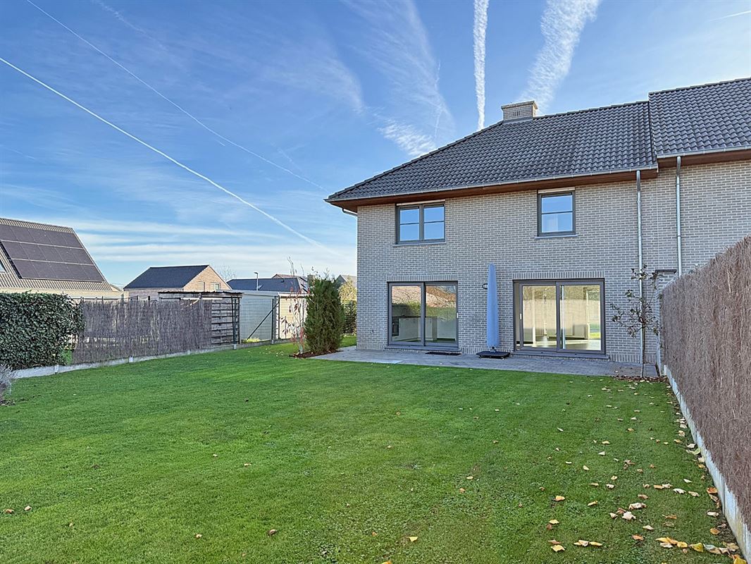 Instapklare HALFOPEN BEBOUWING met 3 slaapkamers, garage & tuin/terras