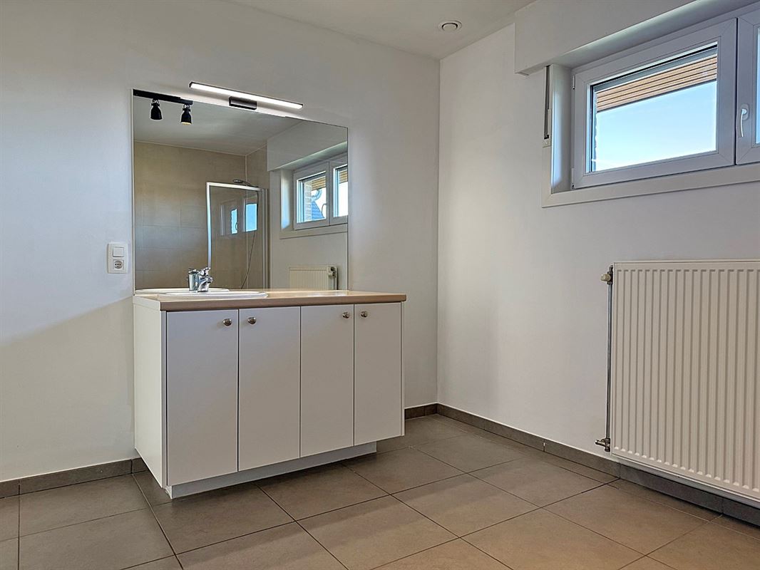 Instapklare HALFOPEN BEBOUWING met 3 slaapkamers, garage & tuin/terras