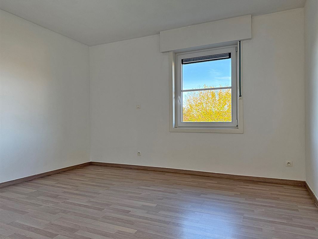 Instapklare HALFOPEN BEBOUWING met 3 slaapkamers, garage & tuin/terras