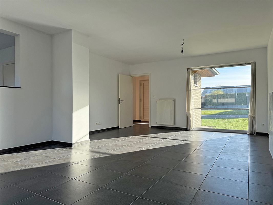 Instapklare HALFOPEN BEBOUWING met 3 slaapkamers, garage & tuin/terras