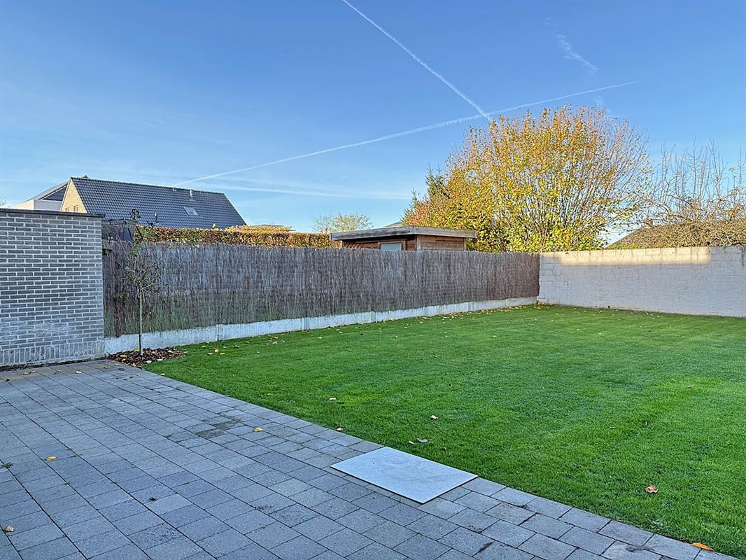 Instapklare HALFOPEN BEBOUWING met 3 slaapkamers, garage & tuin/terras