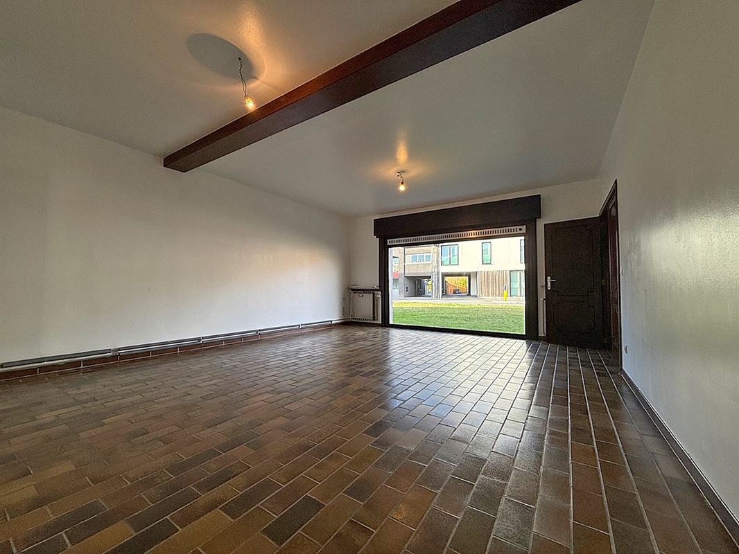 DORPSWONING met 3 slaapkamers, garage & tuin/terras