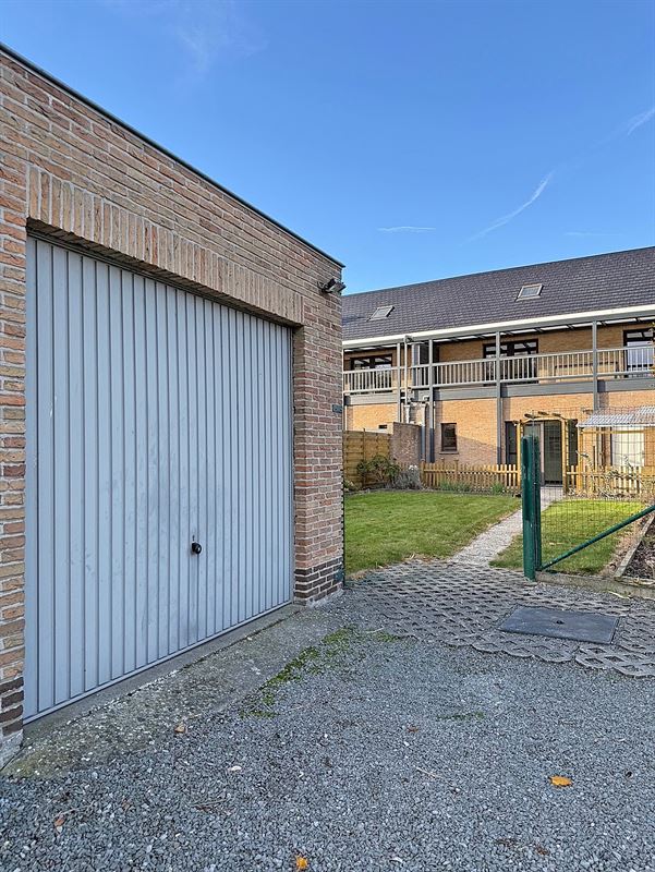 DORPSWONING met 3 slaapkamers, garage & tuin/terras