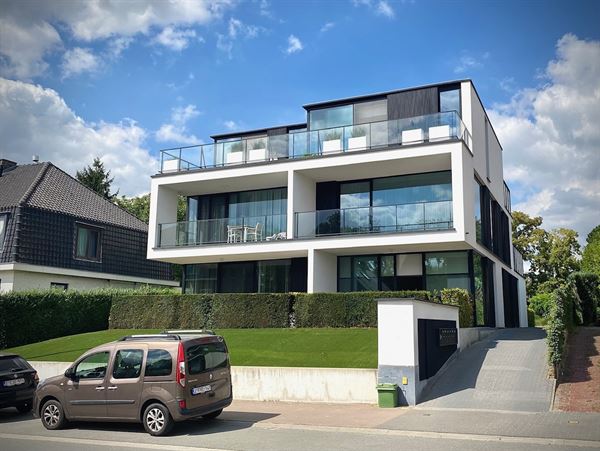 INSTAPKLAAR gelijkvloers APPARTEMENT met 1 slaapkamer, garage, buitenstaanplaats en terras