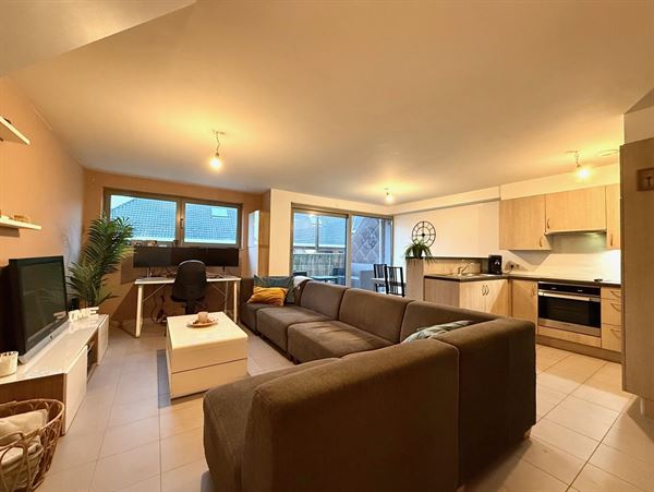 Dorps-APPARTEMENT (duplex) met 2 SLAAPKAMERS & TERRAS