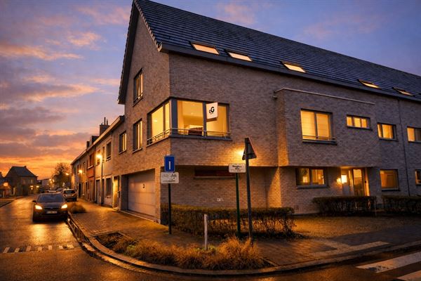 Ruim TRIPLEX-APPARTEMENT met 3 SLAAPKAMERS, 2 BADK'S & BINNENSTNPLTS