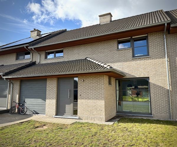 WONING (GB) met 3 ruime SLAAPKAMERS, GARAGE & TUIN