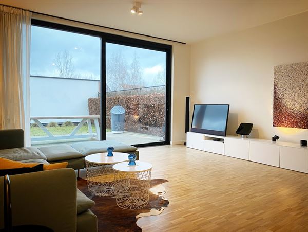 Aangenaam kwalitatief APPARTEMENT (gelijkvloers) met 2 slpks, tuintje/terras, ruime garage (tot 2 wagens) en kelderberging