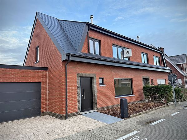 INSTAPKLARE gerenoveerde WONING met 3 slpks, badk., garage & tuintje/terras.