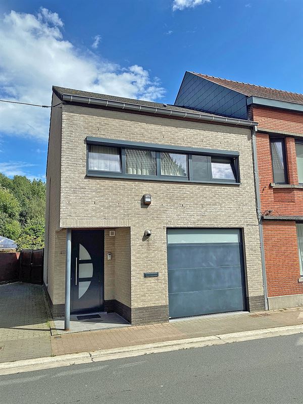 DORPSWONING met 2 slpks, garage/berging & tuin met terras