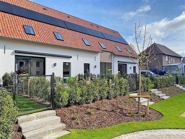 Instapklare DORPSWONING met 3 SLAAPKAMERS, TUIN/TERRAS, CARPORT & grote KELDER